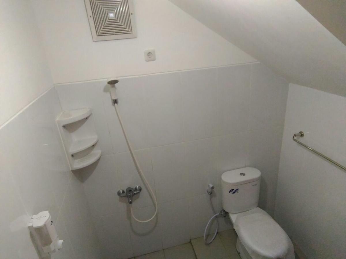 Padma Laguna Guesthouse Baturetno Buitenkant foto